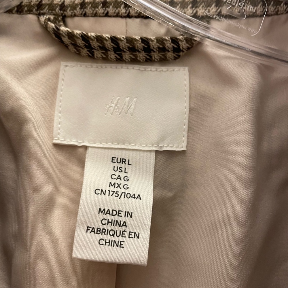 Houndstooth Blazer from H & M with Buttons
SizeLarge brown olive green checked - Picture 3 of 3